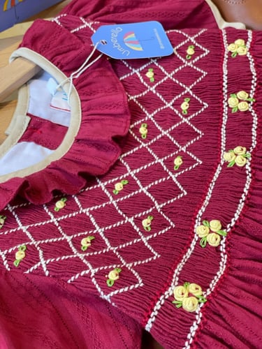 فستان باللون الكرزي