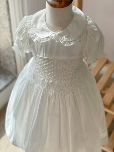 فستان أبيض ملكي