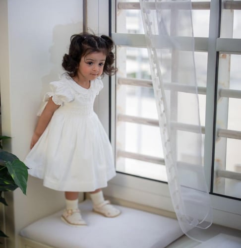 فستان أبيض ملكي