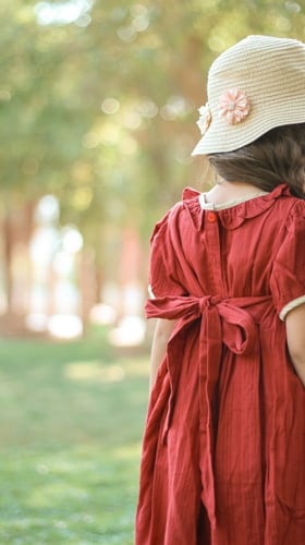 فستان باللون الكرزي