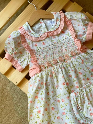 فستان مورد بكشكش