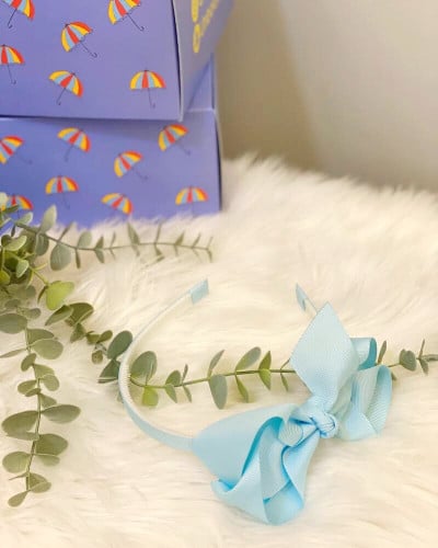 تاج باللون السماوي