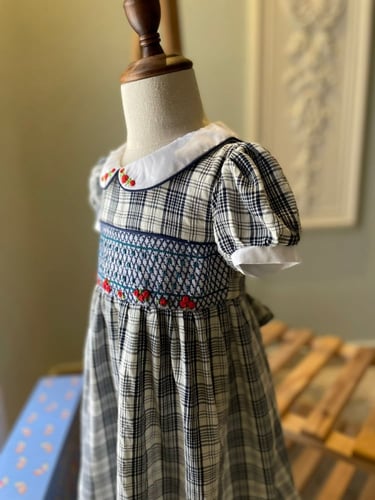 فستان ريفي مورد باللون الكحلي