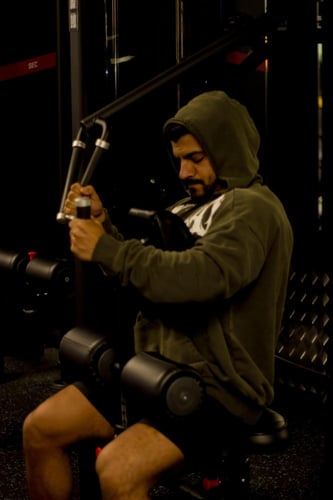 هودي فانديتا لون اخضر غامق بقصة عنق عميقة