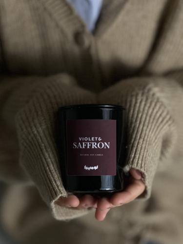 شمعة زهرة البنفسج والزعفران