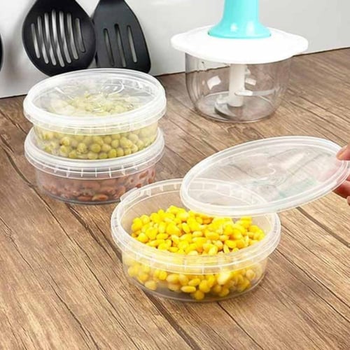 علب بلاستيك معمول وتمر مستطيل