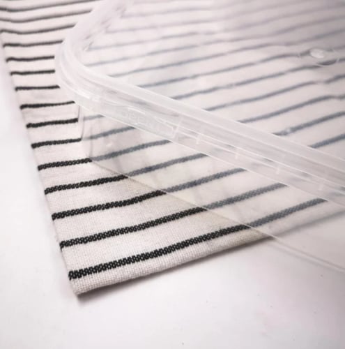 علب بلاستيك معمول وتمر مستطيل