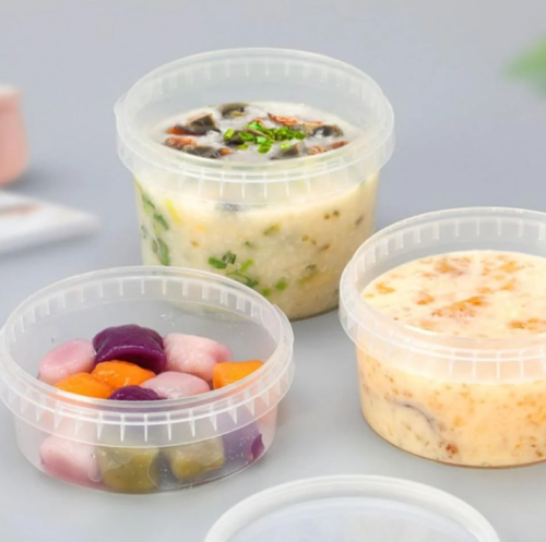 علب بلاستيك معمول وتمر دائري