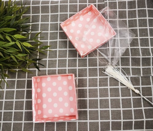 علب مربعه بسلوفان داخلي