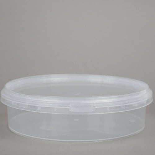 علب بلاستيك معمول وتمر مستطيل