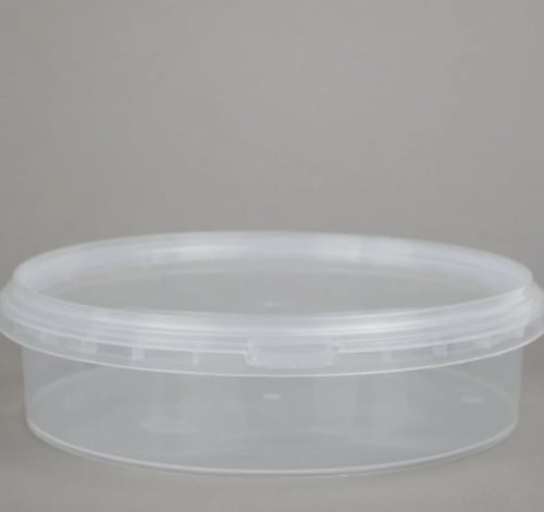 علب بلاستيك معمول وتمر دائري