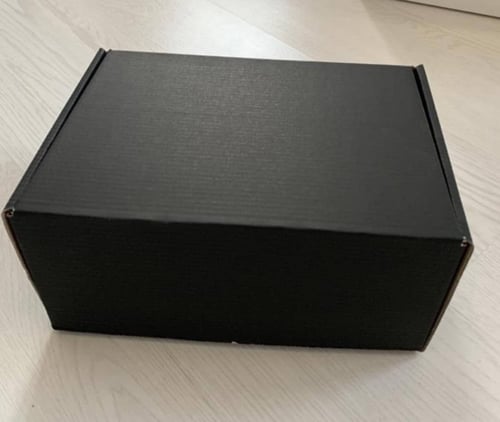 كرتون شحن اسود