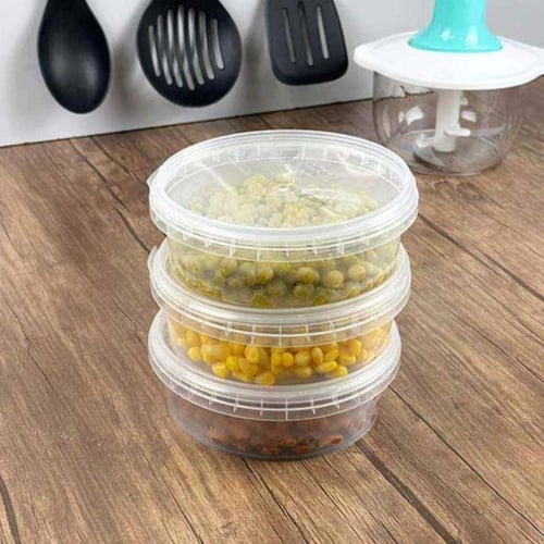 علب بلاستيك معمول وتمر مستطيل