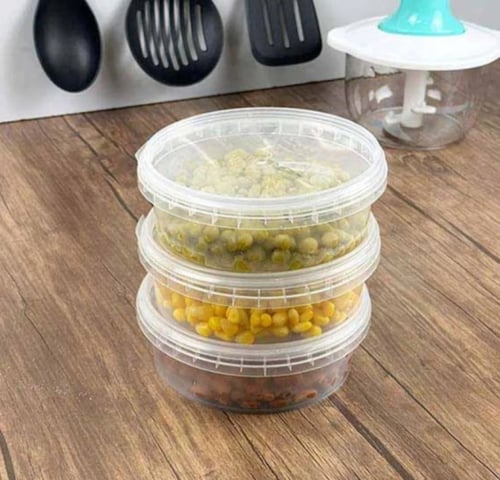 علب بلاستيك معمول وتمر دائري