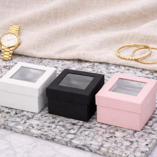 علب ساعات وأساور بمخدة بنافذه شفافه