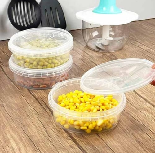 علب بلاستيك معمول وتمر دائري