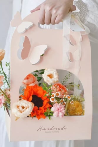 حامل كيك فراشه بعده الوان