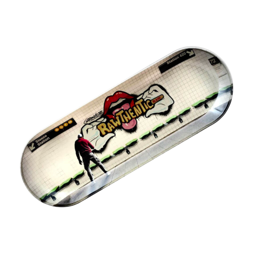 Plate with engraving in the shape of a skateboard