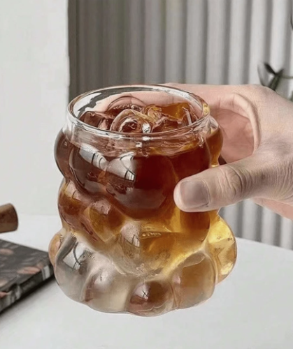 كوب زجاج على شكل عنب