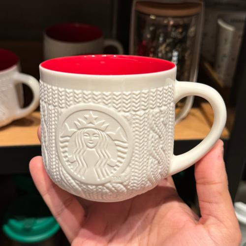 كوب ستاربكس احمر بتصميم شتوي