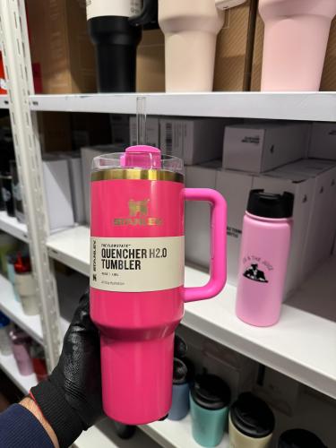 كوب ستانلي 40 اونز - وردي بشعار ذهبي