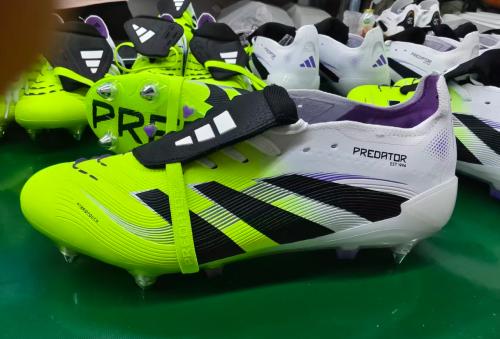 بوت اديداس حديد