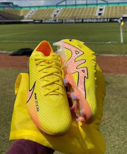 بوت نايك مع الشنطه الخاصه