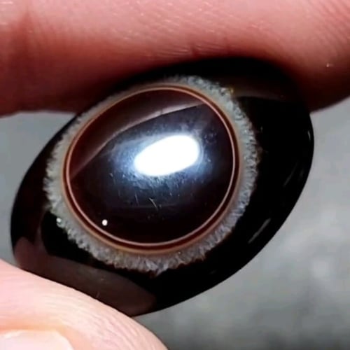 حجر سليماني هندي أسود فلور عين كبيرة في المنتصف