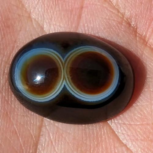 حجر سليماني هندي طبيعي أسود عينين بني