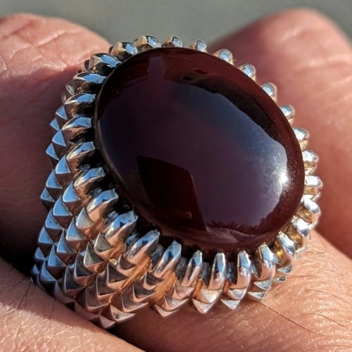 خاتم عقيق يماني أصلي وطبيعي كرزي قريب الشفة