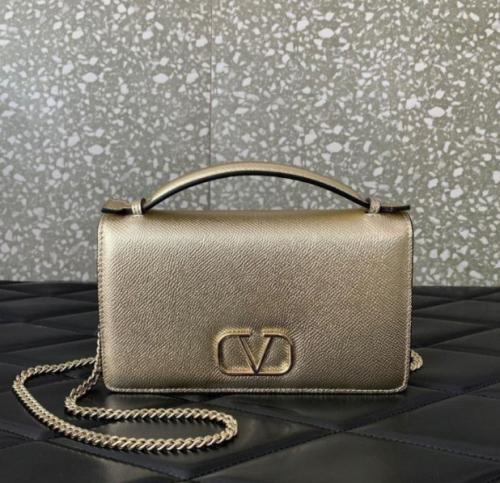 حقيبة فالنتينو غارافاني بسلسلة