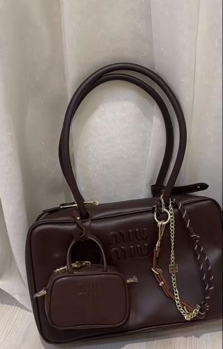 Miu miu ميديم ماستر مع شنطه ميني و تعليقه