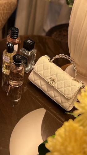 شانيل باق بيضاء