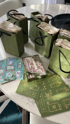 عطر قوتشي وروج اللون احمر .. هدية مميزة من باريس