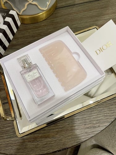 عطر الشعر مس ديور مع مشط ديور الخاص