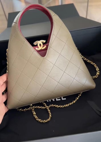 حقيبة Chanel بتصميم مثلث مميز من مجموعة Métiers d'Art 26 بيج ذهبي
