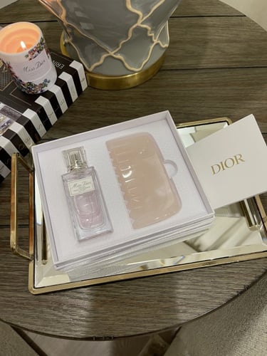 عطر الشعر مس ديور مع مشط ديور الخاص