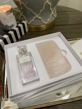 عطر الشعر مس ديور مع مشط ديور الخاص