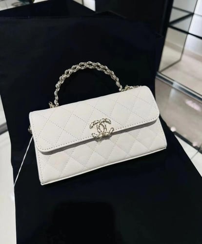 شانيل باق بيضاء