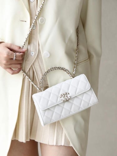 شانيل باق بيضاء