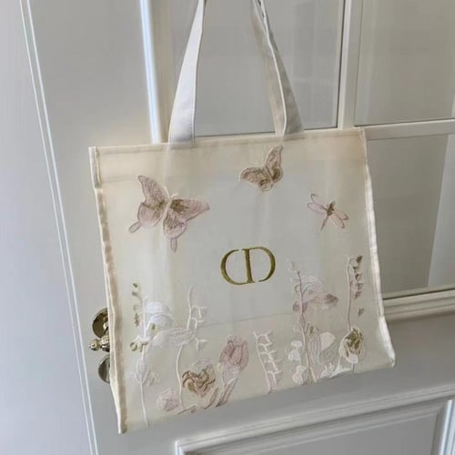 توت باق ديور طراز الفراشات عاد بشكل جميل