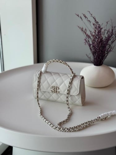 شانيل باق بيضاء