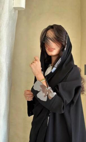 عبايه ورد رمادي