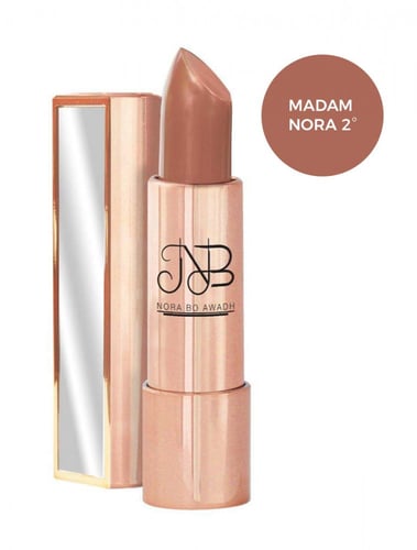 نورة بو عوض احمر شفاه مطفي