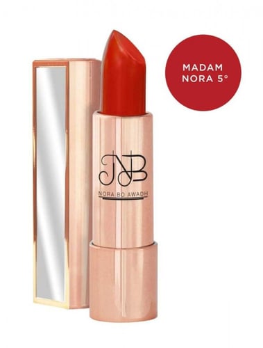 نورة بو عوض احمر شفاه مطفي