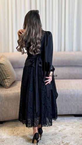 فستان اسود دانتيل مع تداخلات من الحرير الناعم ميدي...