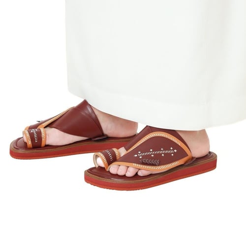 حذاء شرقي عنابي مطرز تطريز يدوي