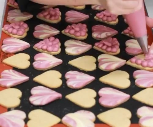 قطاعة كيك شكل قلوب