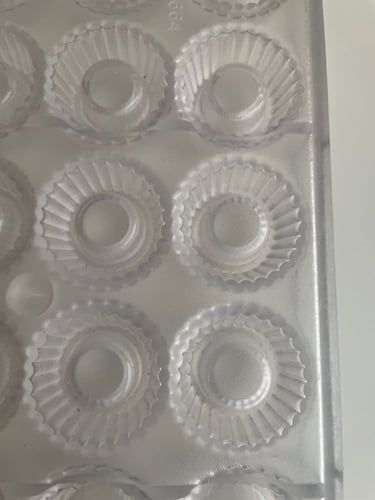 قالب شوكلاته دائري بحفر