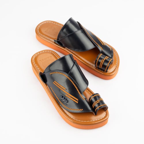 حذاء شرقي أسود بأصبع وتطريزات انيقة